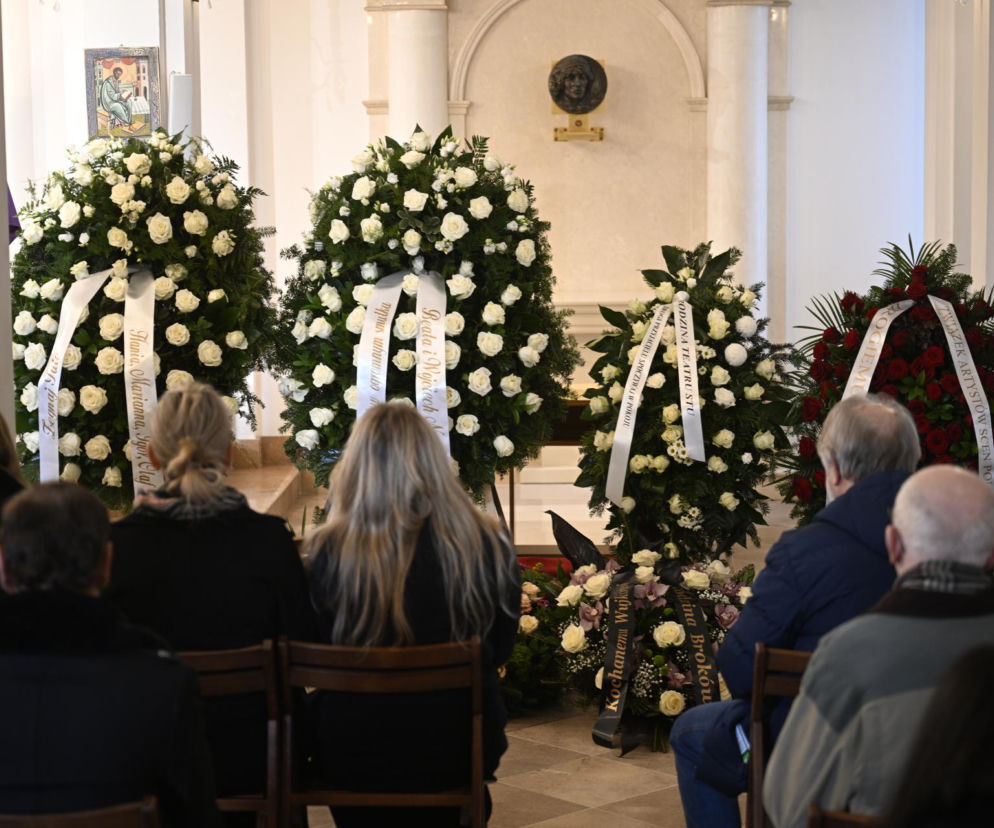Wieńce na pogrzebie Edwarda Linde-Lubaszenki. Żałobnicy pożegnali artystę pięknymi kwiatami
