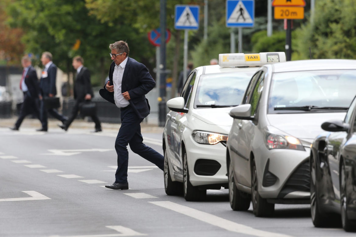 Wlepcie im wreszcie mandaty! Wybrańcy narodu nagminnie łamią przepisy pod Sejmem.