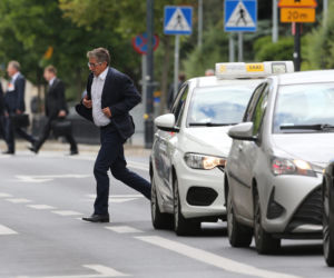Wlepcie im wreszcie mandaty! Wybrańcy narodu nagminnie łamią przepisy pod Sejmem.