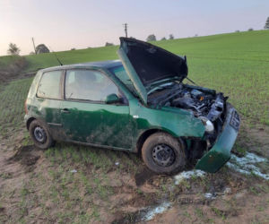 Poranny wypadek pod Bydgoszczą! Auto wpadło w poślizg i spadło ze skarpy!
