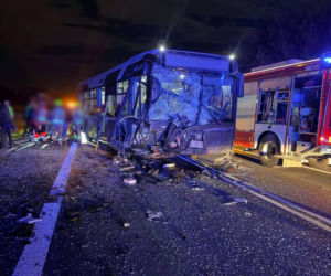Czołowe zderzenie autobusu z osobówką. Siedem osób rannych
