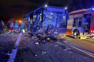 Czołowe zderzenie autobusu z autem osobowym. Kilka osób w szpitalu