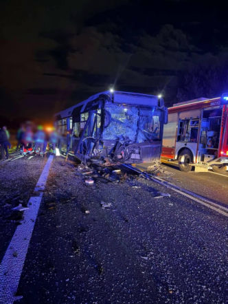 Czołowe zderzenie autobusu z autem osobowym. Kilka osób w szpitalu