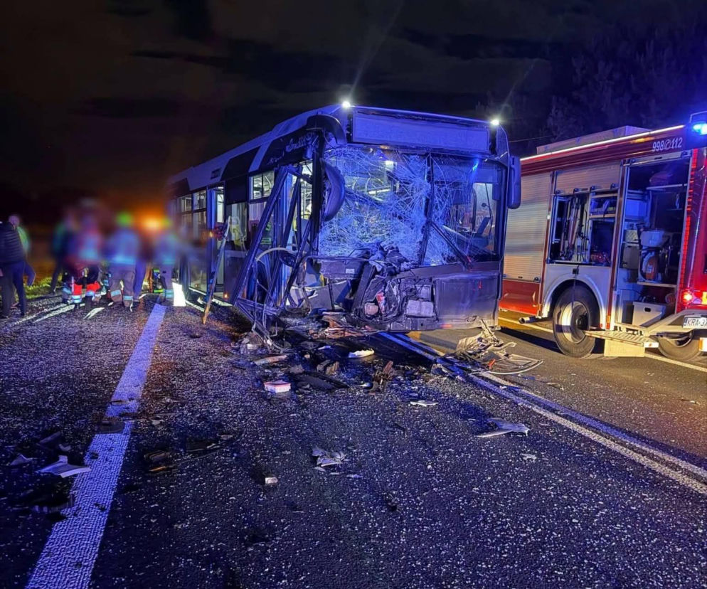 Czołowe zderzenie autobusu z osobówką. Siedem osób rannych