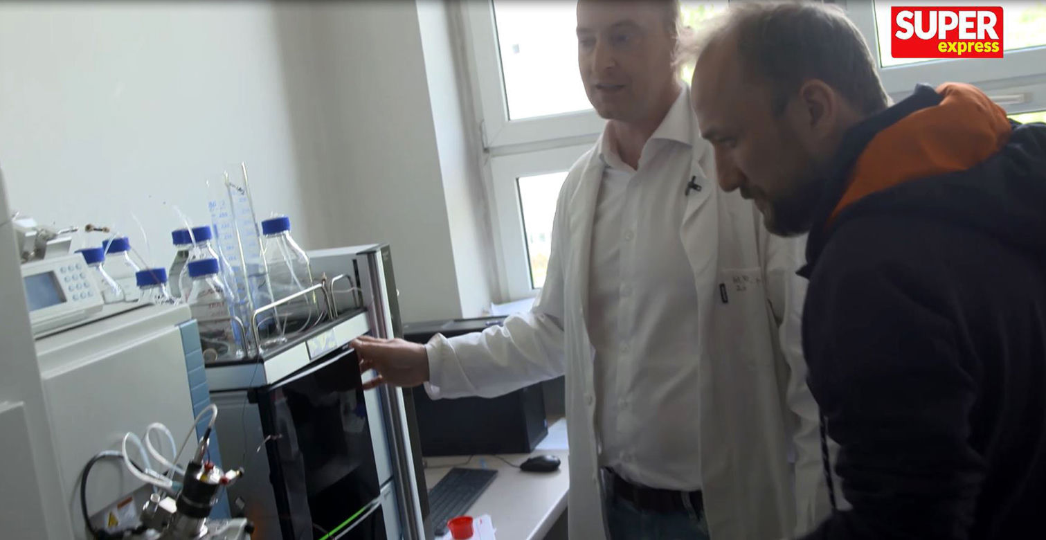 Feder w akcji! W laboratorium sprawdził hit internetu