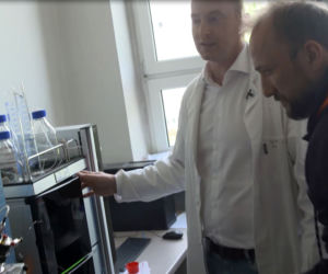 Feder w akcji! W laboratorium sprawdził hit internetu