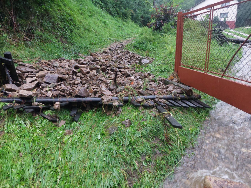 Zalane ulice i posesje. Trudna noc w gminie Goleszów w powiecie cieszyńskim