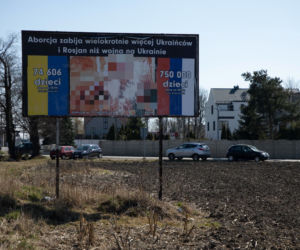 Wojna nie taka najgorsza? Szokujący billboard proliferskiej fundacji   