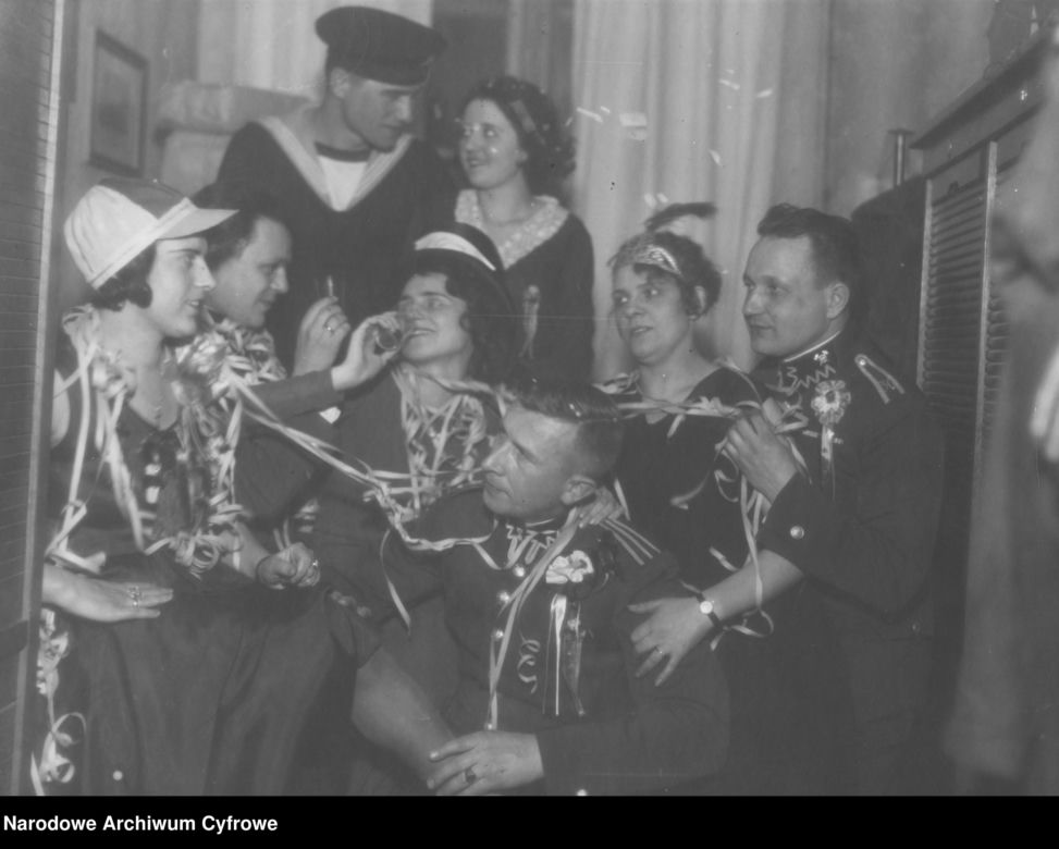 Sylwestrowe bale w II RP. Elegancja, szampan i mazur o północy