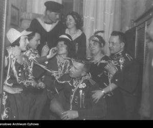 Sylwestrowe bale w II RP. Elegancja, szampan i mazur o północy