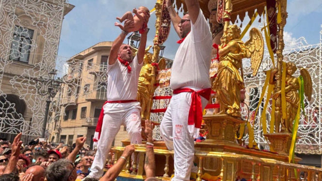 Huk, deszcz konfetti i ekstaza tłumu. Niezwykłe wyjście św. Sebastiana 