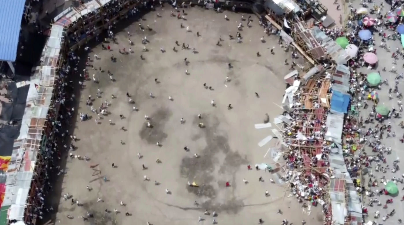  Masakra podczas walki byków! Runęła trybuna pełna ludzi. Szokujące wideo