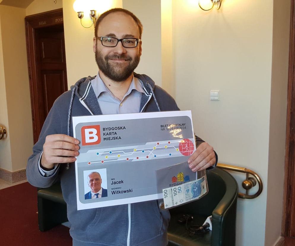 Społeczny Rzecznik Pieszych zafundował szefowi drogowców bilet na kominikację miejską. - Niech się wreszcie poczuje jak pasażer! [AUDIO]