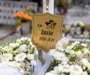 Widok grobu Zuzi łamie serce