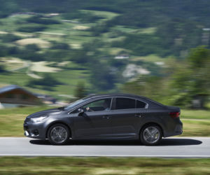 Toyota Avensis lifting 2015