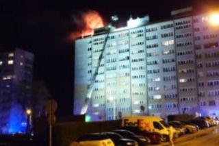 Dramatyczne chwile w wieżowcu. Ogień pojawił się tuż nad mieszkaniami