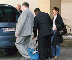 Posłowie uciekają na majówkę