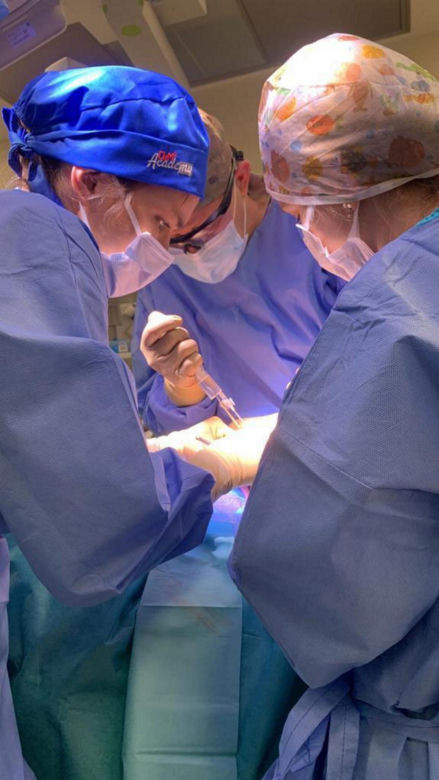 Łódzcy lekarze walczyli o życie koleżanki z pracy. Dziś pani doktor znów operuje. „Poradzili sobie świetnie”