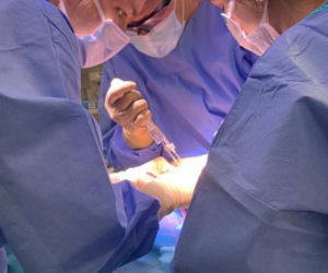 Łódzcy lekarze walczyli o życie koleżanki z pracy. Dziś pani doktor znów operuje. „Poradzili sobie świetnie”