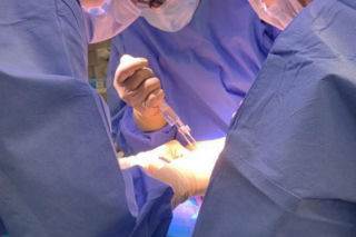 Łódzcy lekarze walczyli o życie koleżanki z pracy. Dziś pani doktor znów operuje. „Poradzili sobie świetnie”