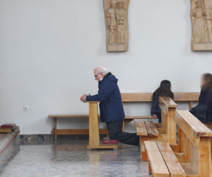 Wiosenny Lech Wałęsa na wielkanocnej mszy