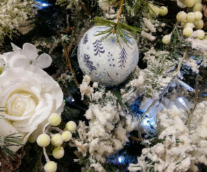 Piękna choinka z białymi różami