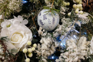 Piękna choinka z białymi różami