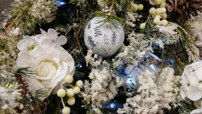 Piękna choinka z białymi różami