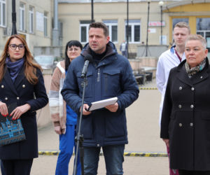 Warszawa zatrudnia medyków z Ukrainy. Konferencja Rafała Trzaskowskiego pod Szpitalem Bielańskim.
