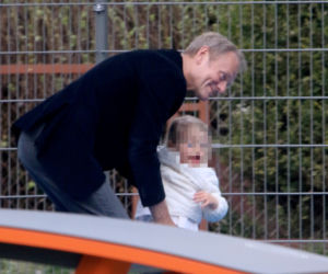 Donald Tusk z wnuczka na placu zabaw
