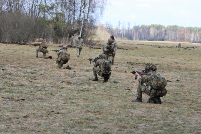 Brytyjscy żołnierze, ćwiczenia na poligonie