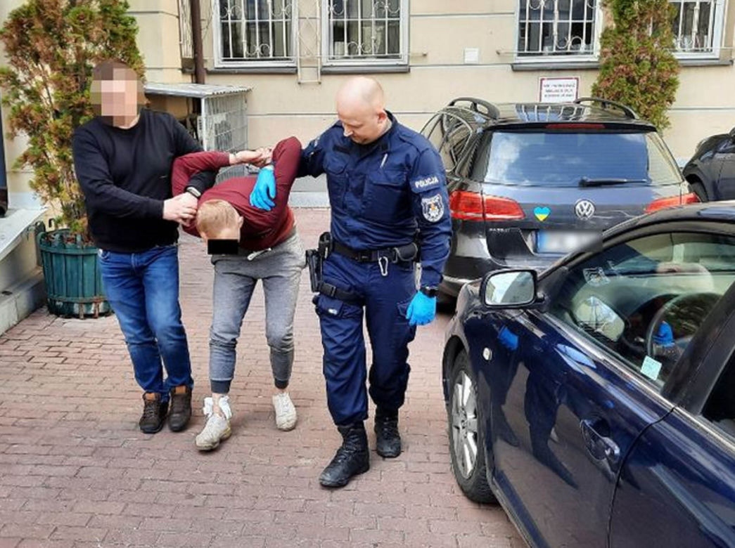Horror w taksówce. Chwycił kierowcę za włosy i przystawił mu nóż do gardła