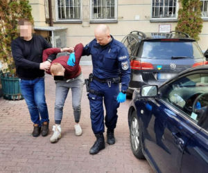 Horror w taksówce. Chwycił kierowcę za włosy i przystawił mu nóż do gardła