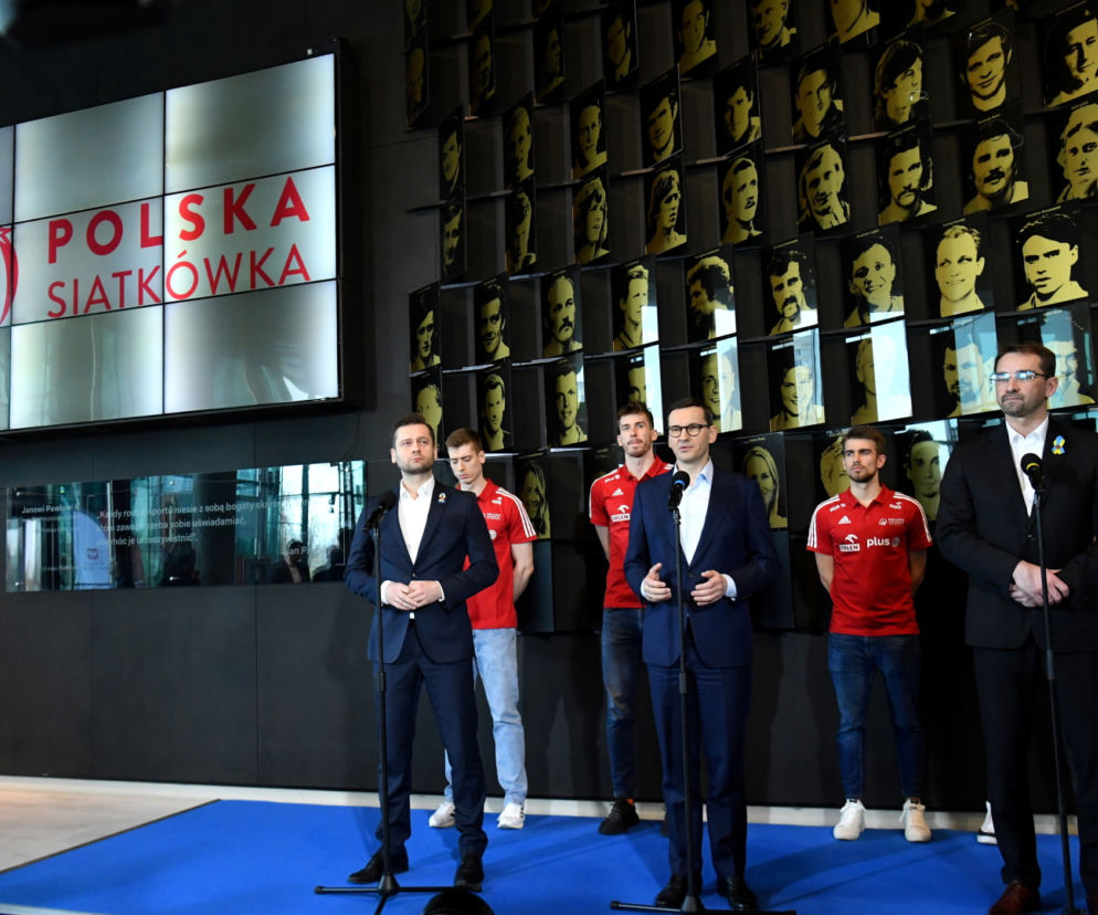 Mnister sportu i turystyki Kamil Bortniczuk premier Mateusz Morawiecki prezes Polskiego Związku Piłki Siatkowej Sebastian Świderski