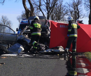 Tragedia pod Nakłem. Kierowca roztrzaskał się na drzewie