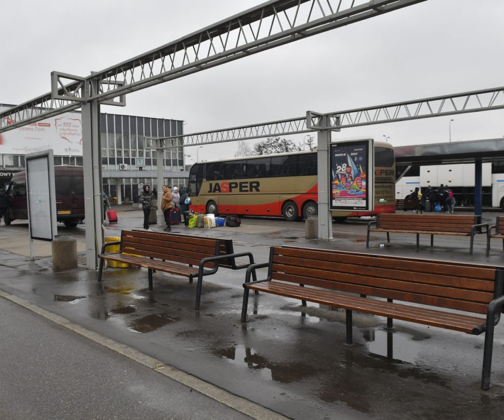 Pasażerowie mokną na Dworcu Zachodnim