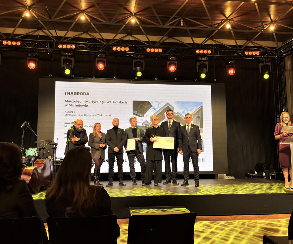 Uczestnicy gali konkursu Polski Cement w Architekturze na scenie, otrzymujący I nagrodę za Mauzoleum Martyrologii Wsi Polskich w Michniowie. Nagrodzone dzieło Nizio Design International to betonowa bryła architektoniczna, o której więcej przeczytasz na Architektura Murator Plus.