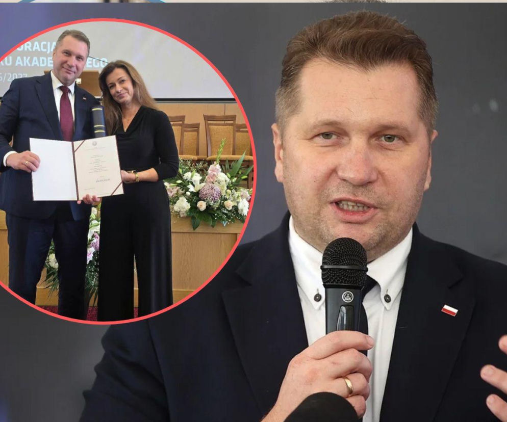 Przemysław Czarnek mówi do mikrofonu. Obok na miniaturze polityk z żoną Katarzyną trzymają dyplom. Czytaj w SE.
