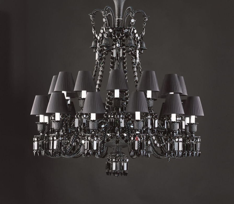 Baccarat – kryształowe kieliszki z obecnej oferty; pośrodku, z grubym szlifem – linia Harcourt