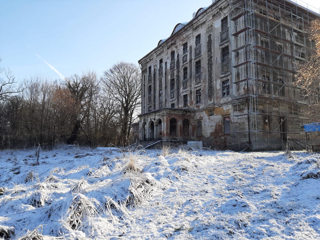 Tajemniczy Pałac w Piotrkowicach. Perła architektury baroku wygląda jak wieżowiec