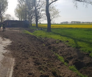 Ciężarówka przewróciła się na jezdnię