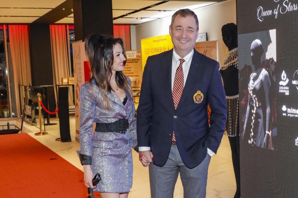 Jacek Rozenek z partnerką i synem na premierze filmu