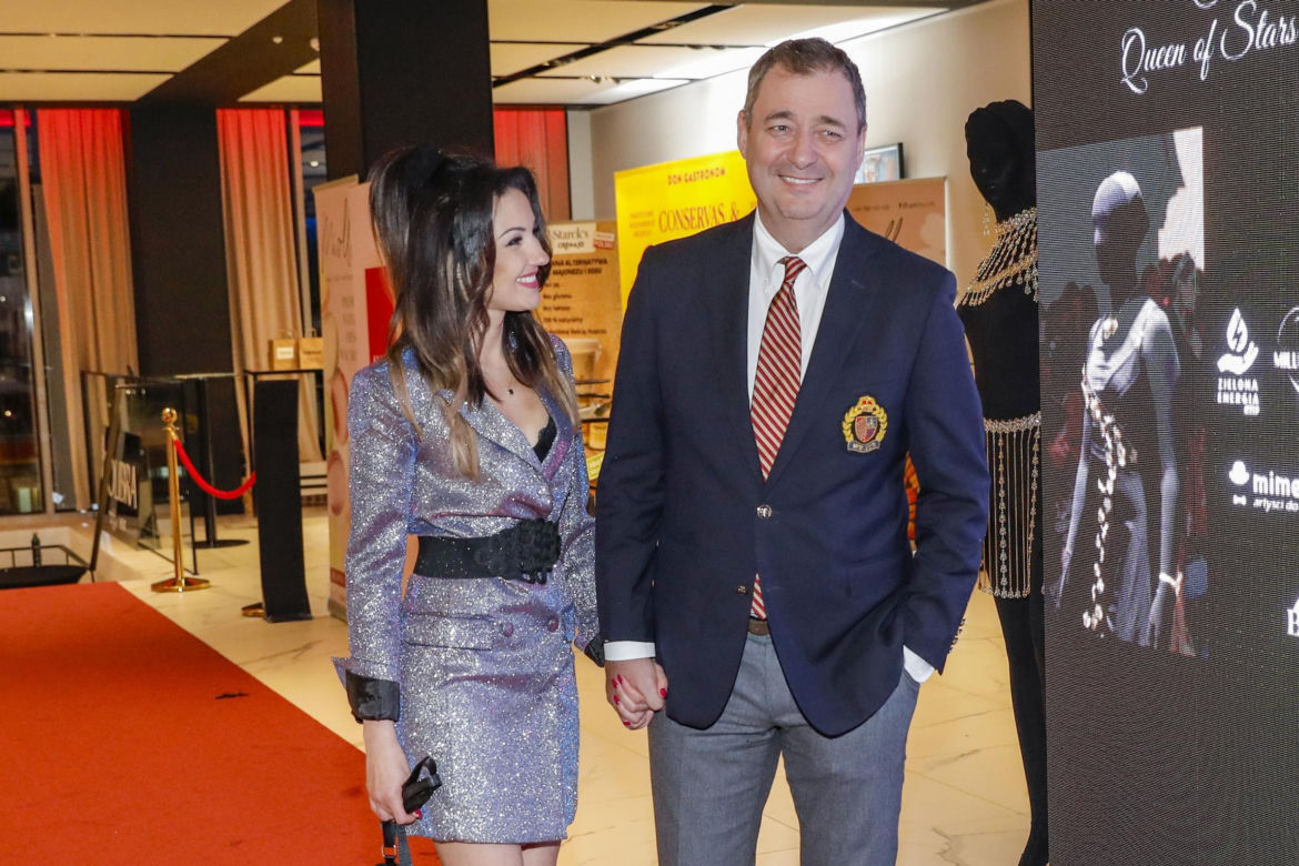 Jacek Rozenek z partnerką i synem na premierze filmu