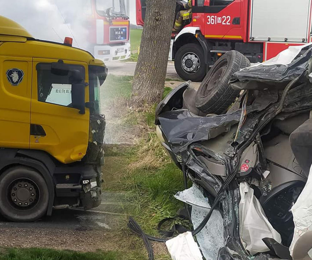 Tir zmasakrował citroena! Fatalny wypadek pod Płockiem. Od innego potwornego zderzenia minęły tylko 3 dni [ZDJĘCIA]