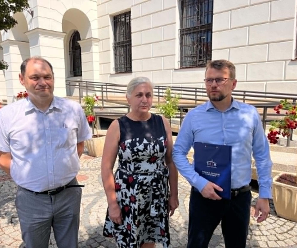 Poseł PiS Wojciech Zubowski z radnymi Bożeną Rudzińską i Krzysztofem Sarzyńskim przed głogowskim ratuszem podczas konferencji prasowej dotyczącej kontroli sprzedaży miejskiej działki. Więcej o sprawie przeczytasz na naszym portalu.