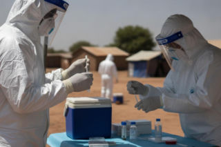 W Afryce blisko 400 ofiar w kilka tygodni. Ebola rozprzestrzenia się na sąsiednie kraje
