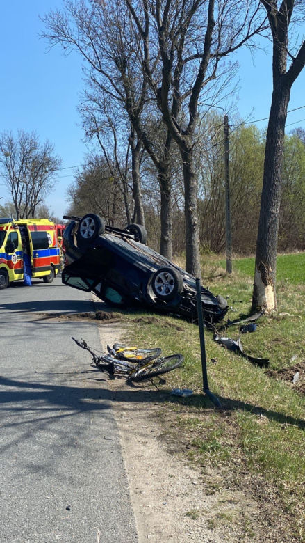  Jaktorów: 15-latek na rowerze wpadł pod samochód. Auto dachowało, są ranni