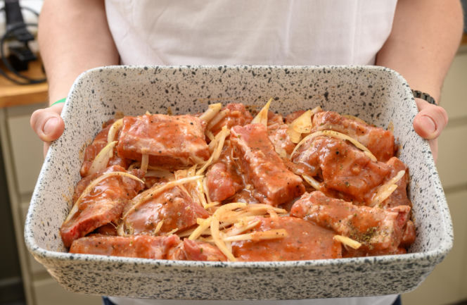 Żeberka pieczone, które dosłownie odpadają od kości - mięso tak miękkie, że nie potrzebujesz noża