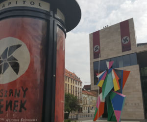 Te flagi na Teatrze Capitol wzbudzają sporo kontrowersji. Nawiązanie do symboliki nazistowskiej to nie przypadek [AUDIO]