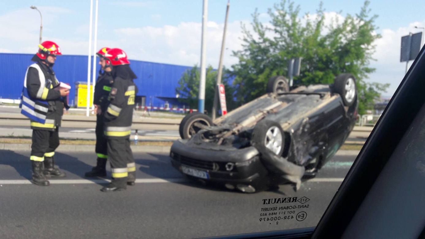 Kraków: Groźny wypadek na ul. Jasnogórskiej! Dachował samochód osobowy [ZDJĘCIA]